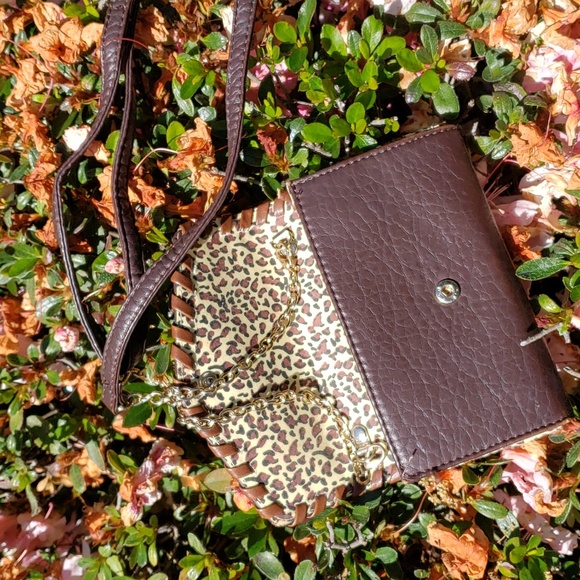 UNDER ONE SKY Crossbody with chain strap detail. cheetah print lining - Picture 8 of 13